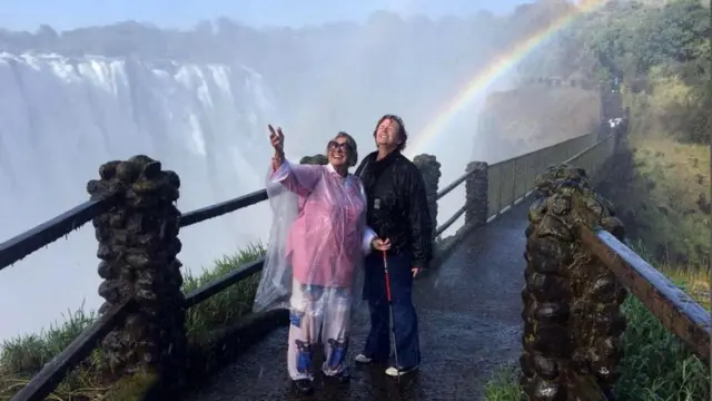 Дети Албу присоединялись к ней на разных этапах путешествия, но большую часть пути она ехала одна