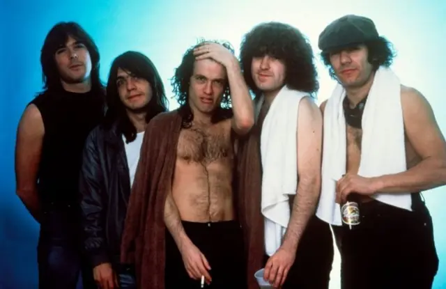 Malcolm Young (soldan ikinci), kardeşi Angus ile birlikte grubun söz yazarıydı.