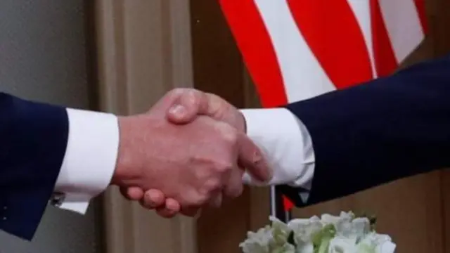 हाथ मिलाते हुए ट्रंप और पुतिन