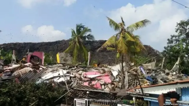 சரிந்து விழுந்த குப்பைமேடு