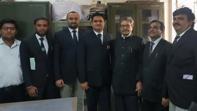 તુષાર ગોકાણી (વચ્ચે) અને અન્ય વકીલો