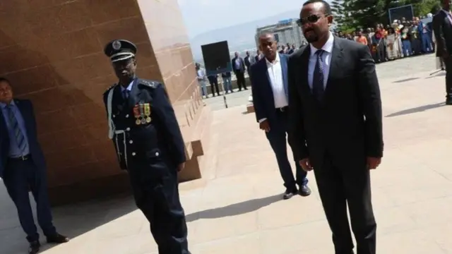 ቀዳማይ ሚኒስትር ኣብይ ኣሕመድ ኣብ ሓወልቲ ሰማእታት ሕቑፌ ዕምበባ እናንበረ