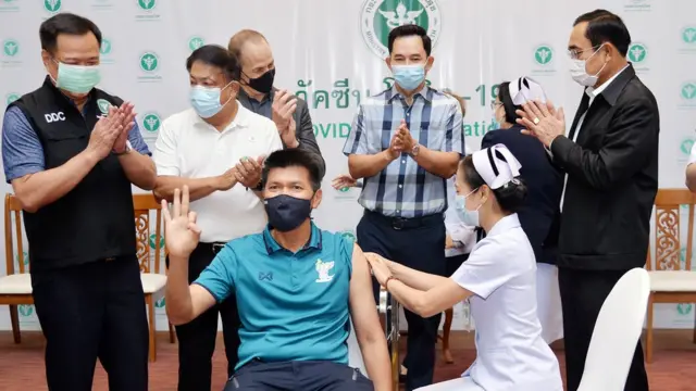 นายสาธิต ปิตุเตชะ รมช. สธ. ฉีดวัคซีนโควิด-19