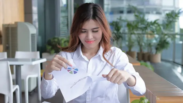 Женщина изучает документы