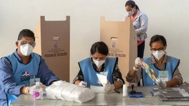 Colegio electoral en República Dominicana.