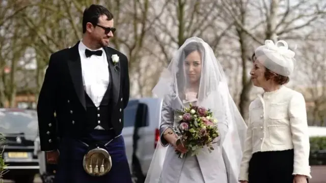 ستيلا موريس وهي ترتدي فستان العرس عند دخولها السجن