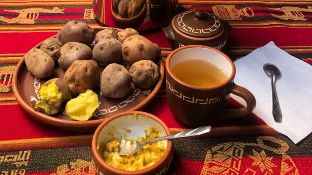 Típico y el delicioso almuerzo en comunidad campesina de Misminay, Cusco: HUATIA (Papa cocida bajo la tierra con técnica ancestral) y UCHUCUTA (Salsa a base de rocoto preparada en piedra o batán)