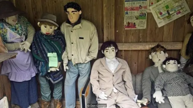 Wajah para orang-orangan sawah ini dibuat dari kain putih, mata mereka dari kancing dan alis dari benang hitam.