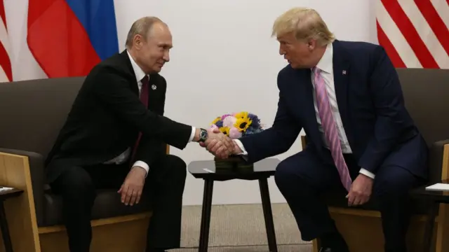 Putin e Donald Trump se cumprimentam