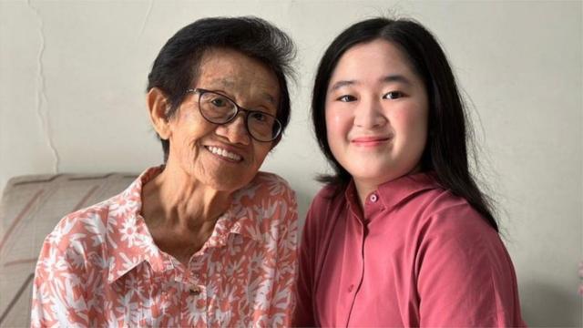 BBC News Indonesia journalist, Trisha Husada (right) and her grandmother, Tan Giok Eng (left) still celebrate Chinese New Year even though they don't use Mandarin in their daily lives.