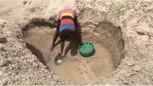 woman di fetch water Daudu camp one