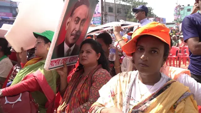 সবগুলো জেলা থেকেই মানুষ এসে যোগ দেয় এই জনসভায়।