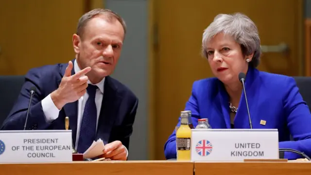 Donald Tusk e Theresa May conversam