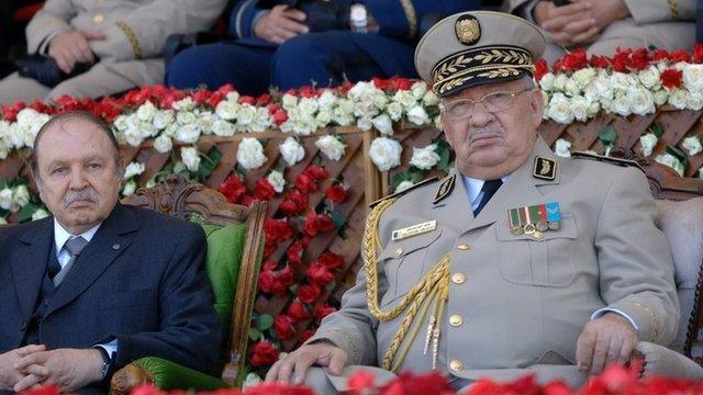 أحمد قايد صالح قائد اركان الجيش مع الرئيس السابق عبد العزيز بوتفليقة