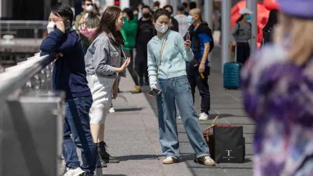 香港九龍尖沙咀海港城外遊客用手機拍照（22/2/2023）