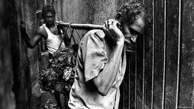 WORKERS CARRYING SOLID WASTE