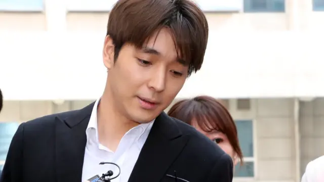 지난 5월 16일 오전 서울 중구 남대문경찰서에서 검찰 송치를 위해 호송차로 이동하고 있는 가수 최종훈