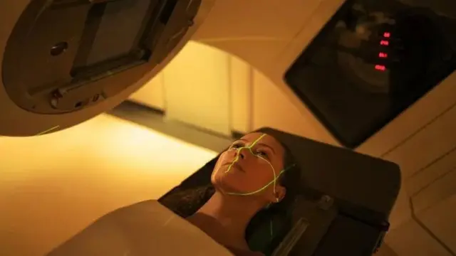 Selon une étude, les séances de radiothérapie continueront d'être bénéfiques pour certains patients atteints de tumeurs rectales mais ne seront plus nécessaires pour tous.