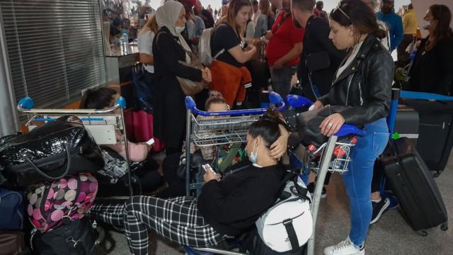 Des passagers attendant leur vol à l'aéroport de Marrakech dimanche 15 mars