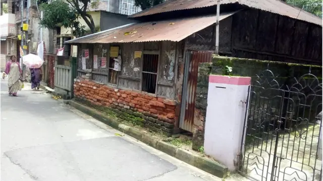 পুরনো রিফিউজি কলোনী এলাকাগুলো পাল্টে গেলেও এরকম 'কলোনীর বাড়ি' হাতে গোনা কয়েকটা এখনও রয়ে গেছে