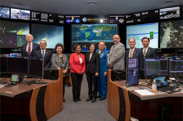 蔡英文在出访回程时，过境休士顿参观詹森太空中心。