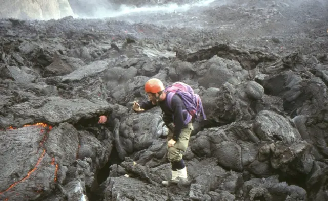 Detalj iz 1990-tih: Džon obežava polja lave