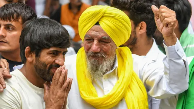 बजरंग पुनिया के साथ जोगिंदर सिंह उगरहां. पंजाब की भारतीय किसान यूनियन एकता उगरहां के सैकड़ों लोग रविवार को जंतर मंतर पर पहुंचे थे.