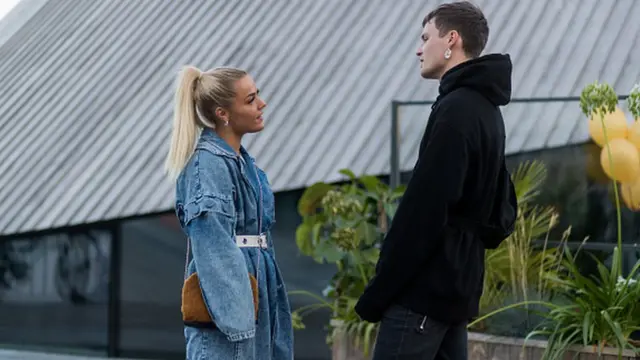 девушка и молодой человек выясняют отношения