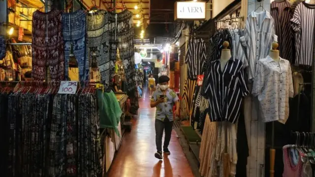 (ภาพประกอบจากแฟ้มภาพ) พนักงานขายของคือหนึ่งในอาชีพที่ต้องพบปะนักท่องเที่ยวต่างชาติจำนวนมาก