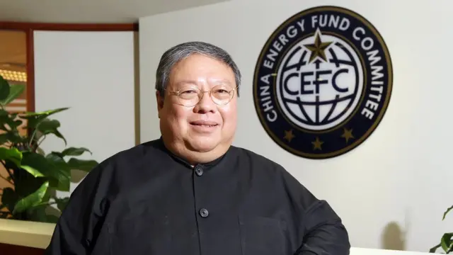 何志平摄于香港中华能源基金会办公室（10/7/2015）