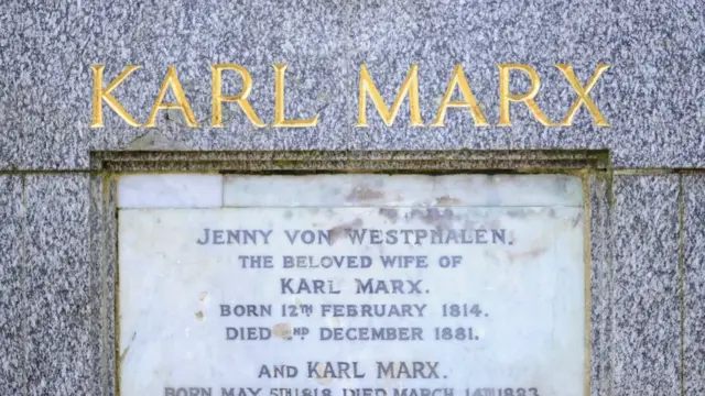 হাতুড়ি দিয়ে বিশেষ করে আঘাত হানা হয়েছে ফলকটির ওপর। এই ছবি হামলার আগে তোলা।