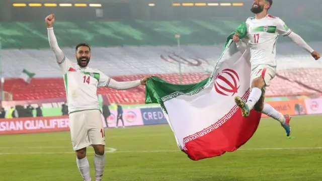 آقای عزیزی خادم پس از پیروزی یک بر صفر تیم ملی مقابل سوریه به خبرنگاران گفت: "با دعای خوبان عالم، سه امتیاز مهم را گرفتیم."