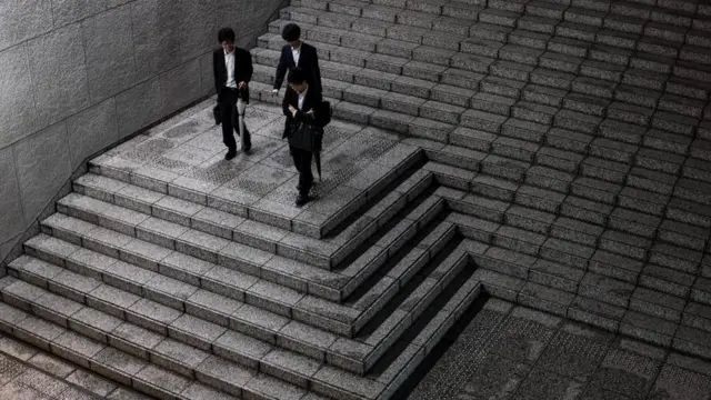 Trabajadores japoneses bajando una escalera