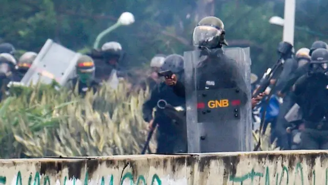 Un guardia nacional con una arma en la mano.