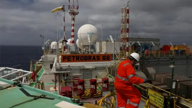 Operario en una instalación de Petrobras en Brasil.
