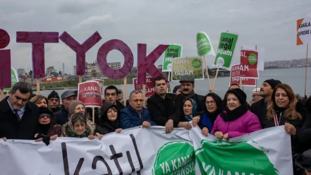 খাল প্রকল্পের বিরুদ্ধে ইস্তাম্বুলবাসীর বিক্ষোভ।