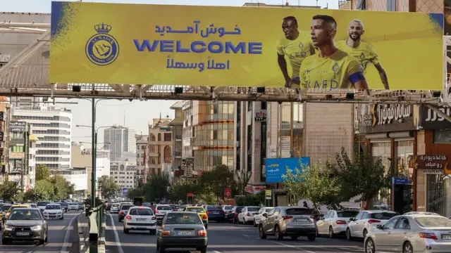 شهرداری تهران در اقدامی نامتعارف با نصب بنرهایی به استقبال رقیب پرسپولیس و ستاره‌اش کریستیانو رونالدو رفت