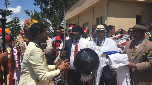 Pireezidant Dr. Ambaacho Mokonnin ruufa marataniiru. Pireezidantichi osoo aangoo pireezidantii naannootti hin dhufiin gorsaa MM Abiy turan.