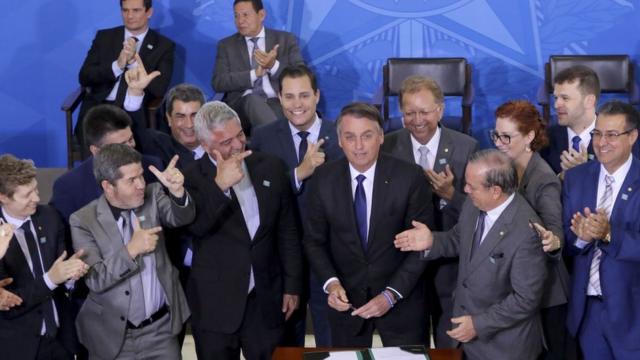 Bolsonaro durante assinatura de decreto que flexibiliza regras para porte de armas