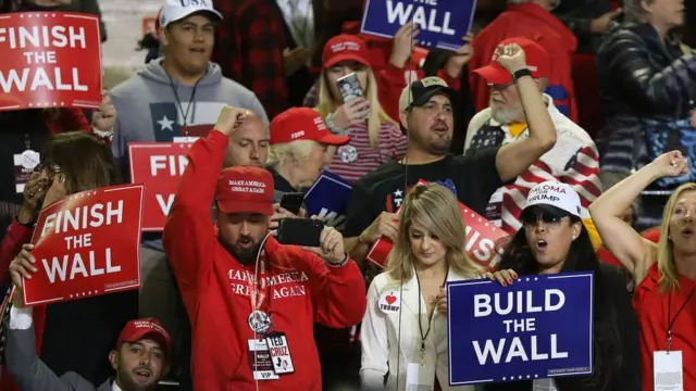 "Construye el muro" y "termina el muro" son dos de los lemas que se escuchan en los mítines políticos de Trump.