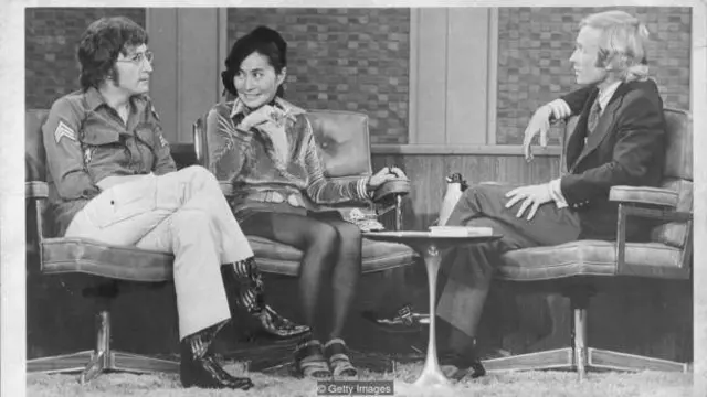 كافيت مستضيفا جون لينون وزوجته يوكو أونو