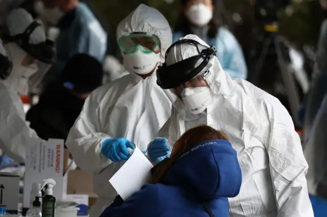 Equipe médica sul-coreana atendendo paciente