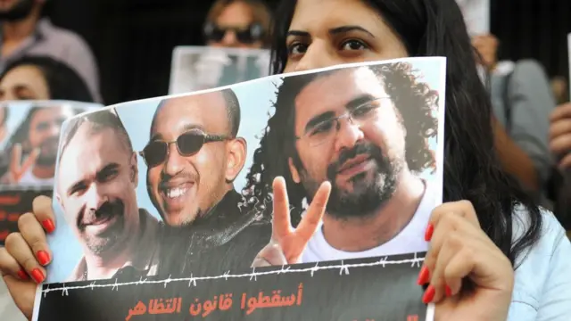 صورة أرشيفية من 2014 لمظاهرة محدودة أمام وزارة العدل المصرية طالبت بالإفراج الذي كان ايضا مسجونا حينها