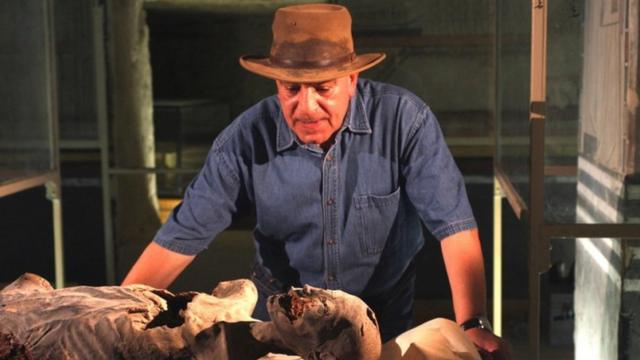 Zahi Hawaas examina múmia no Egito