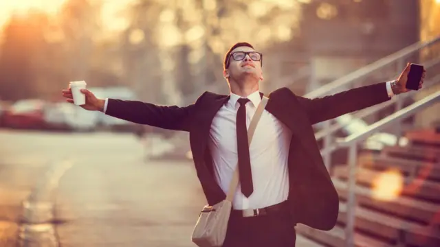 Hombre con traje en la calle