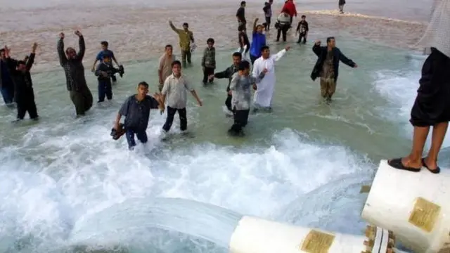 ليبيون يحتفلون بتدفق مياه النهر الصناعي العظيم في عام 2002 (صورة أرشيفية)