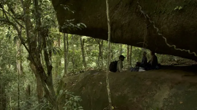 Alejandro Terrazas y Martha Benavente en compañía de habitantes de Guinea Ecuatorial en una cueva
