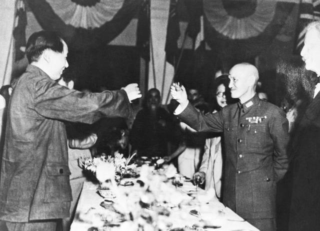 蒋介石与毛泽东进行和谈，但随后和谈破裂。