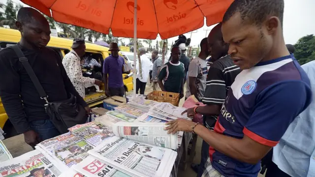 Pesin dey read newspaper for road