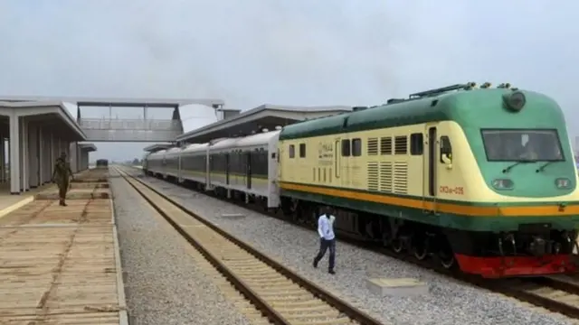 Hanyar Abuja zuwa Kaduna ta yi kaurin suna wurin yin garkuwa da mutane. Da yawan mutane sun fi so su hau jirgin kasa a yanzu